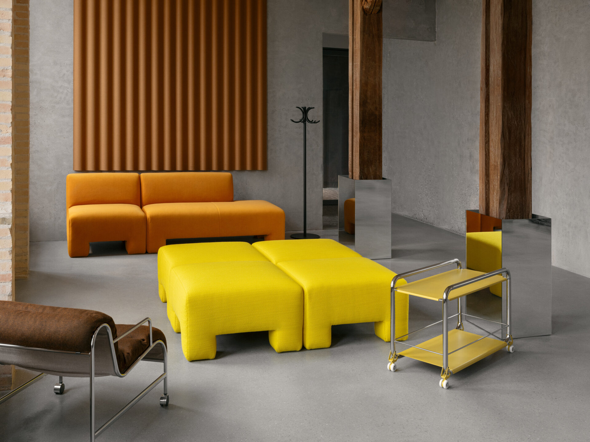 Lammhults_Geofanti_modularseating_orange_yellow_Tenstion_trolley_chrome_yellow_Sunny_armchair_chrome_brown_e01