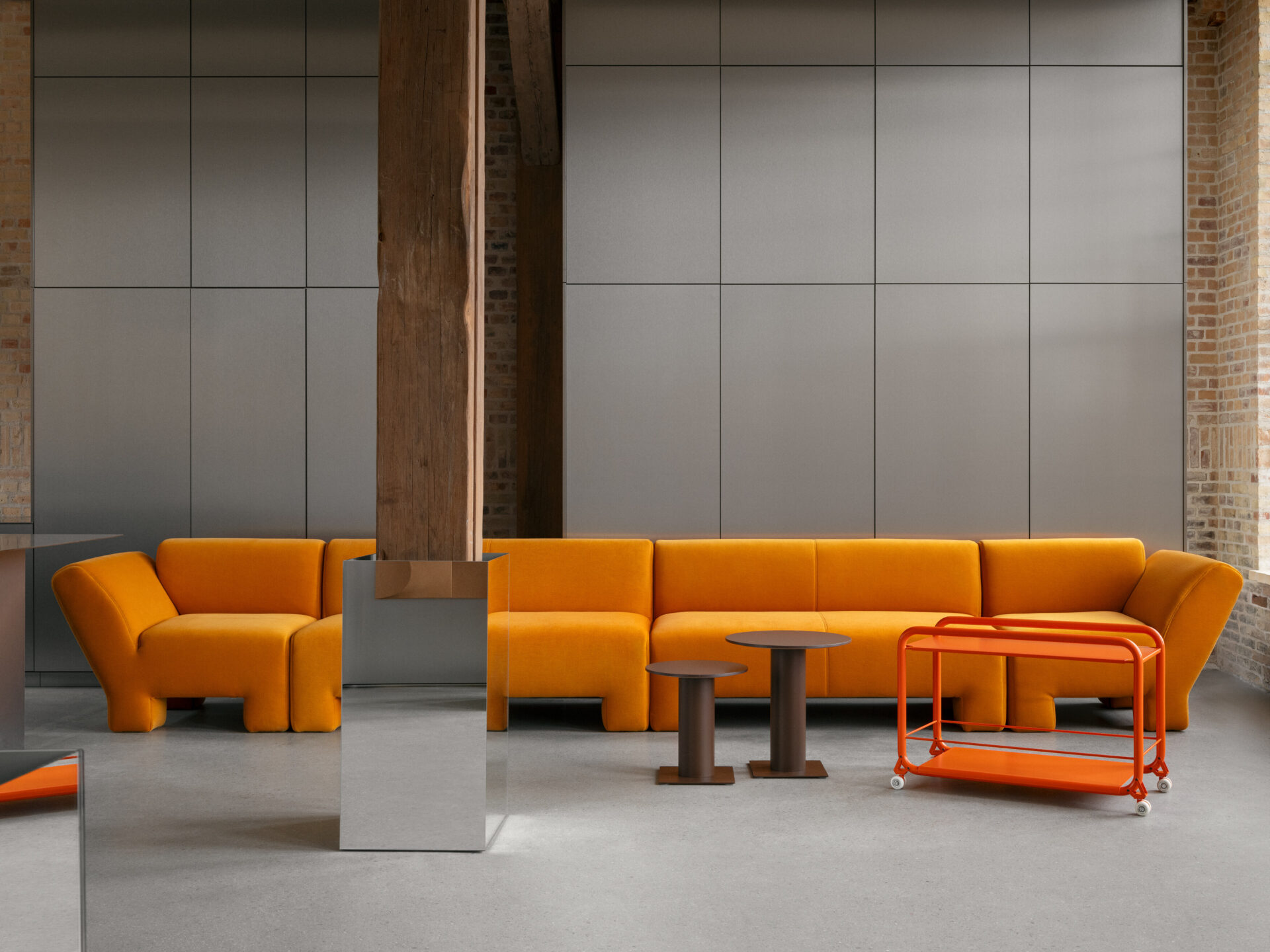 Lammhults_Geofanti_modularsofa_orange_Tension_trolley_orange_Ciao_tables_brown_e01
