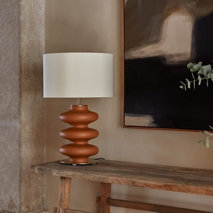 Tendance Mocha Mousse lampe à poser abat jour tissu beige pied terracotta