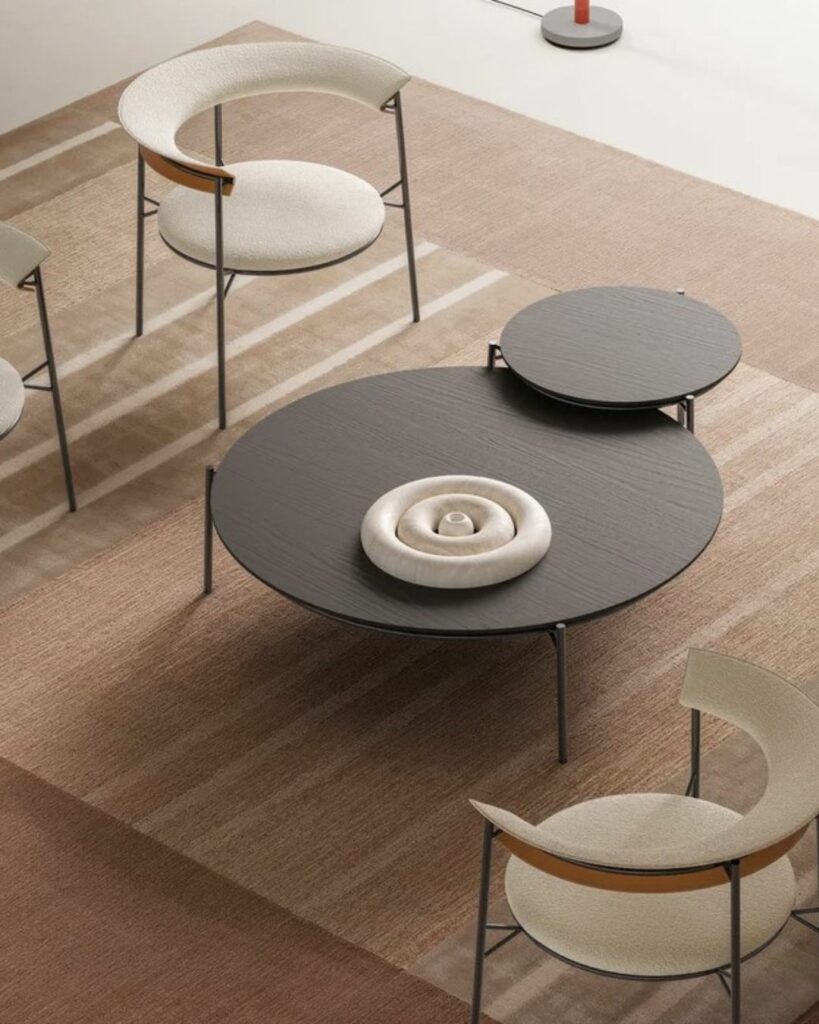 design organique salon table basse ronde noire et fauteuils blancs