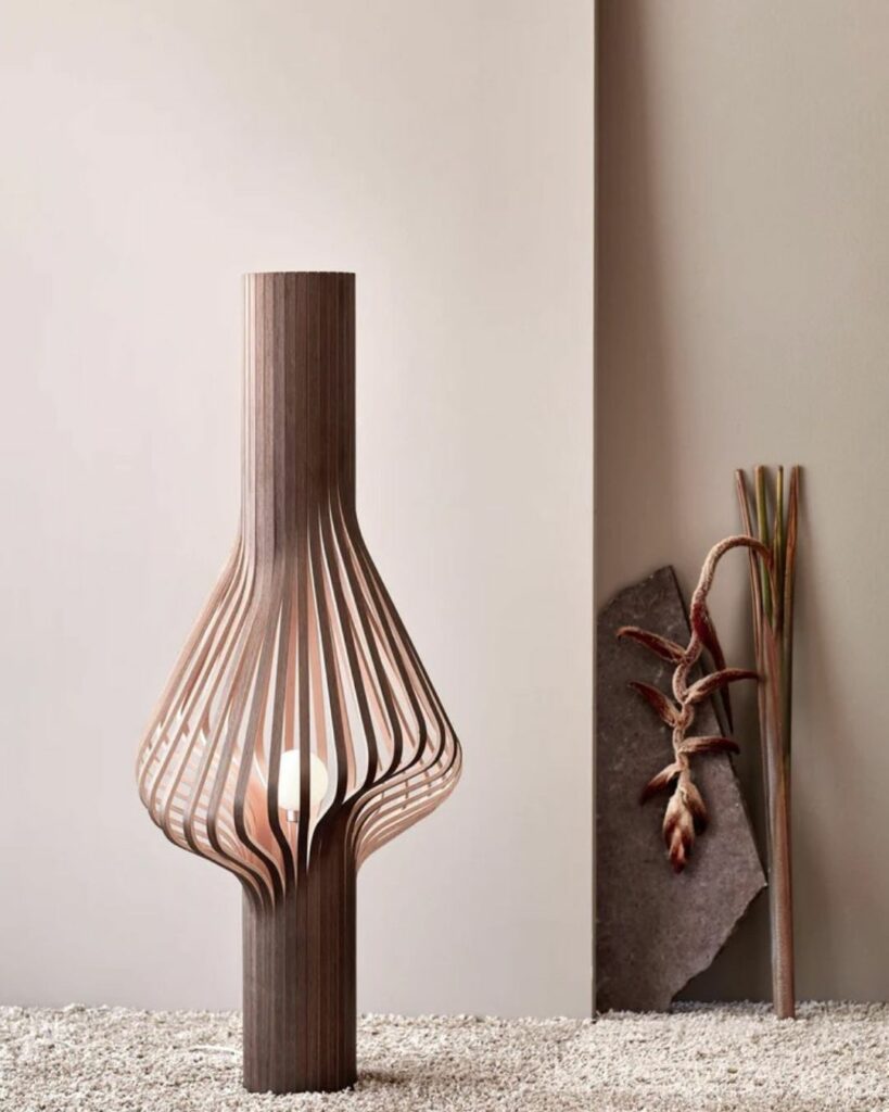 design organique - lampadaire ajouré en bois naturel