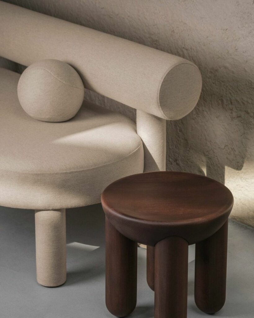 design organique canapé beige boule et table d'appoint bois fondé