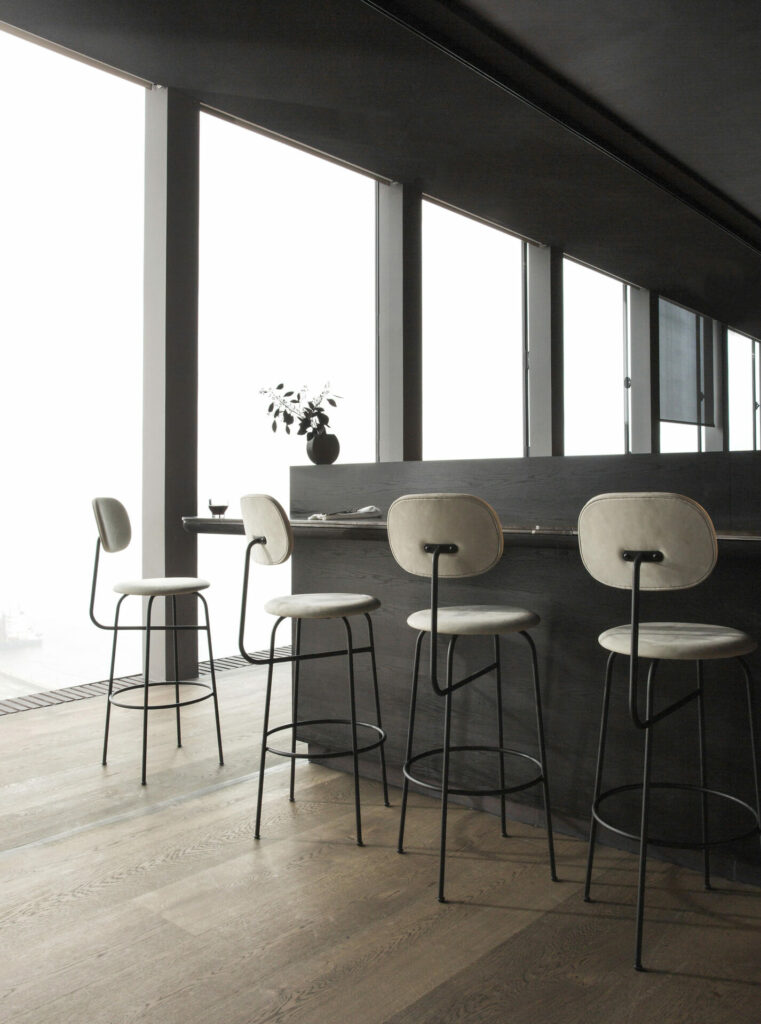 agencement restaurant contemporain minimaliste noir et blanc avec bar ouvert