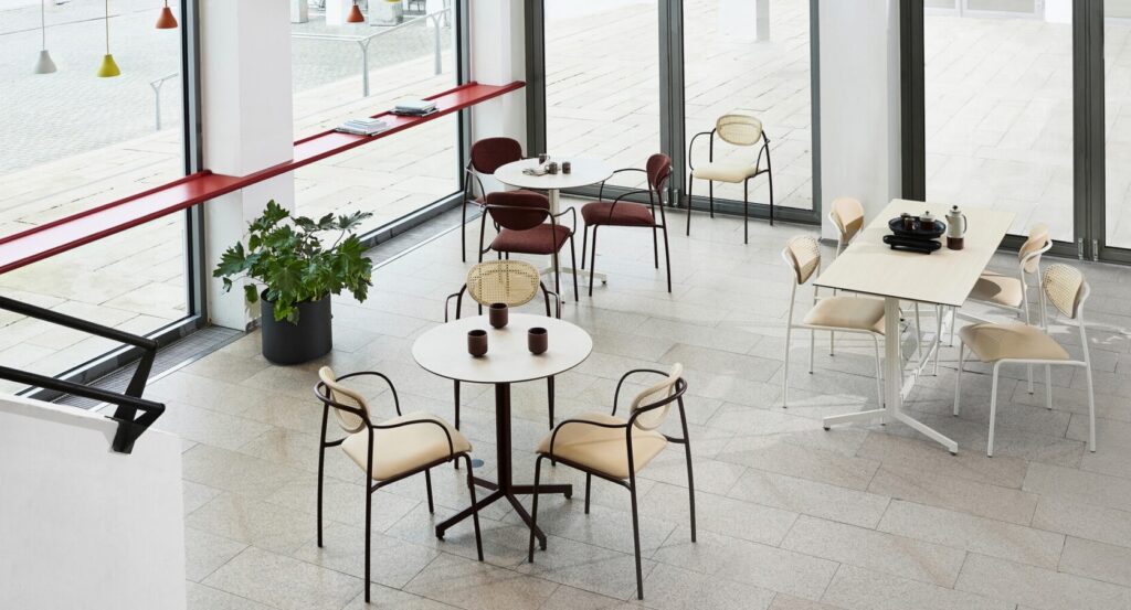 agencement restaurant moderne avec chaises empilables en cannage