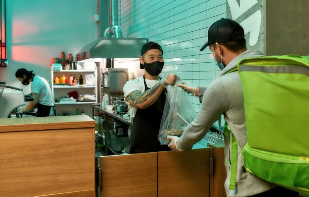 Agencement restaurant avec zone pour livraison, click & collect, à emporter