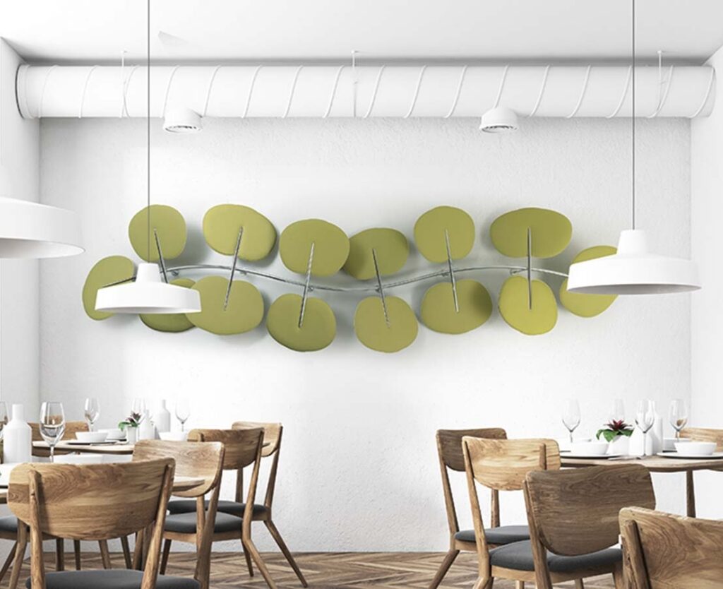 agencement restaurant type loft blanc avec panneaux muraux acoustiques