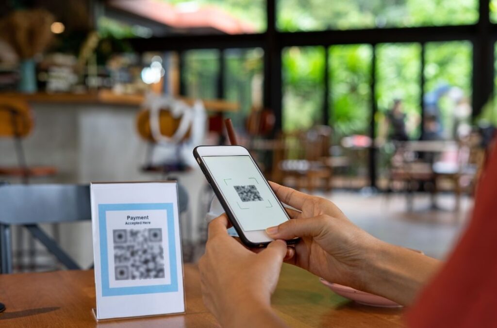 restaurant avec QR codes sur les tables pour passer commande