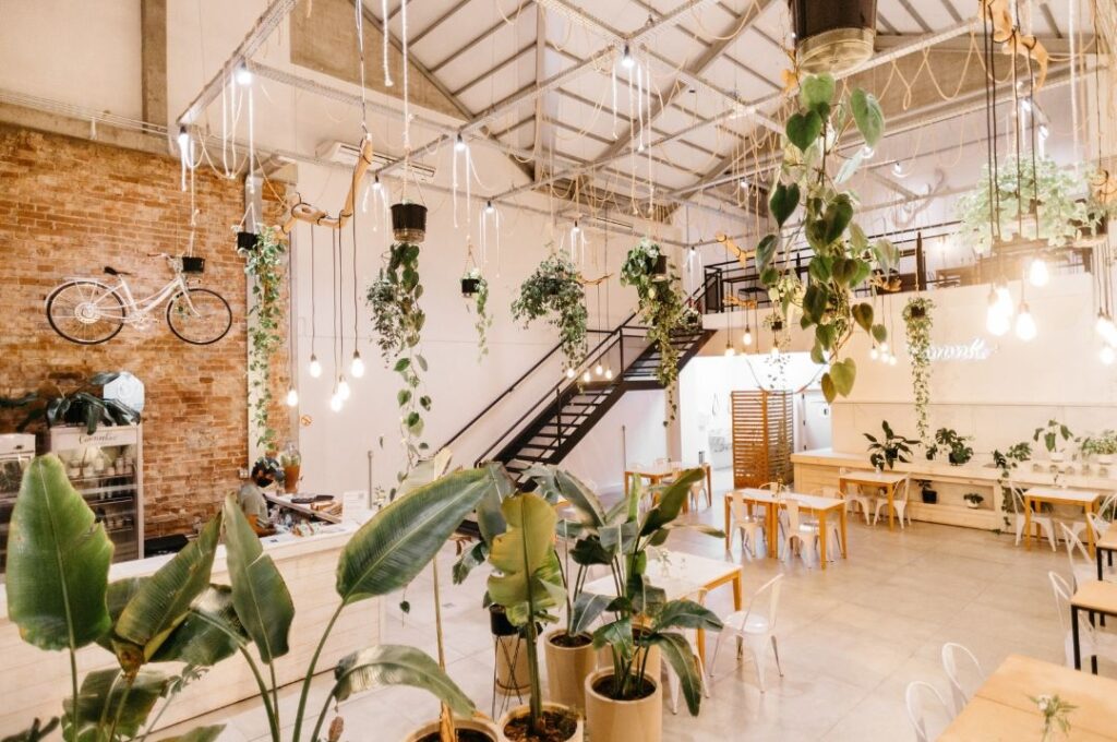 agencement restaurant avec mezzanine pour optimiser l'espace