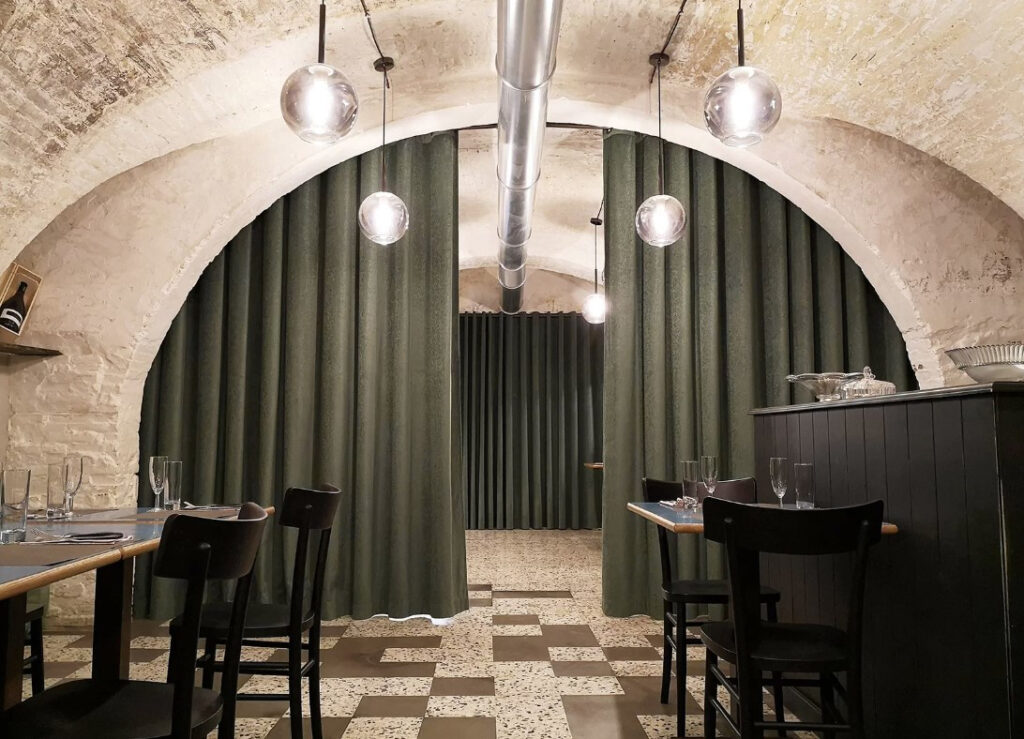 agencement cave restaurant avec rideaux acoustiques verts