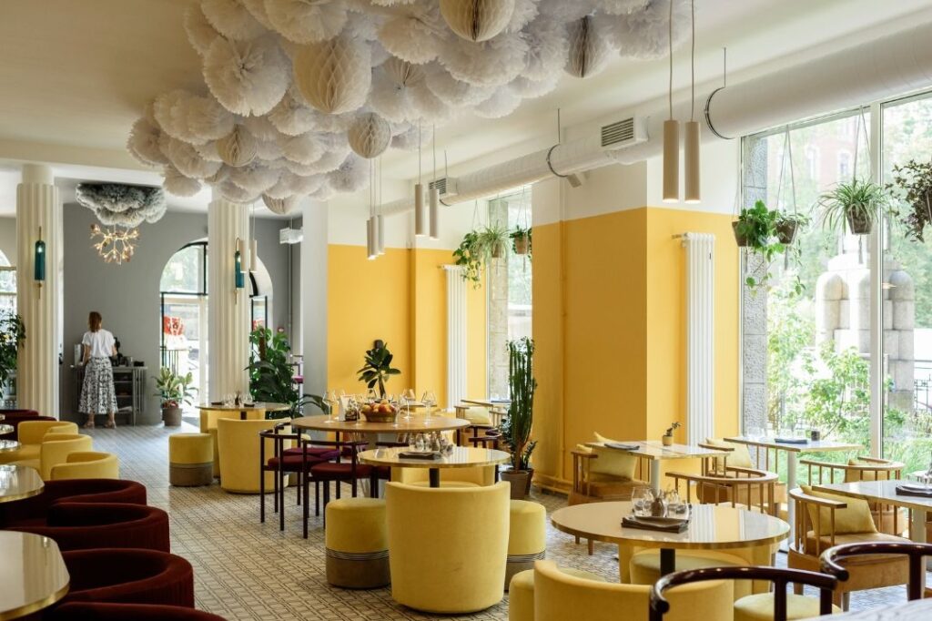 agencement restaurant décoration jaune chaleureuse