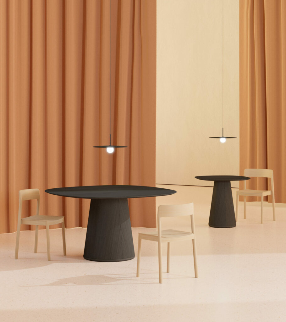 zones de restaurant délimitées par des rideaux oranges