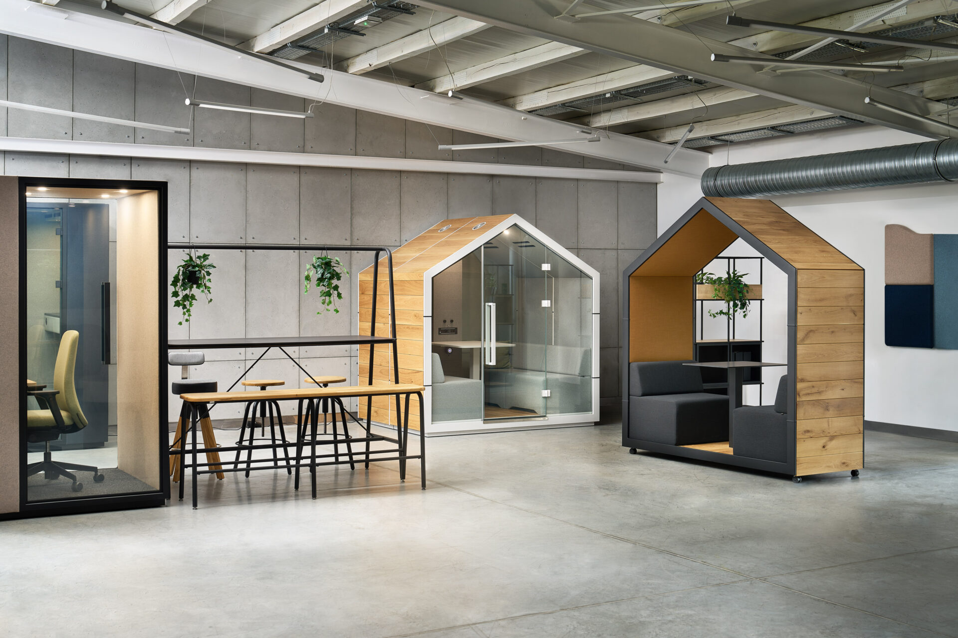 anti bureau : cabines acoustiques ouvertes et fermées dans open space moderne
