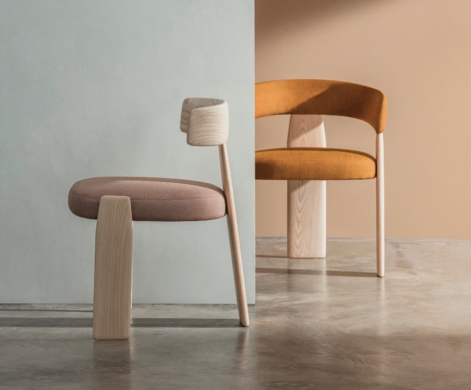 Chaises arrondies beige et orange design organique restaurant