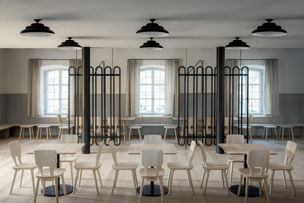 Tables et chaises en bois écoresponsable restaurant