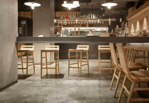 Mobilier multifonctions restaurant comptoir avec rangements invisibles