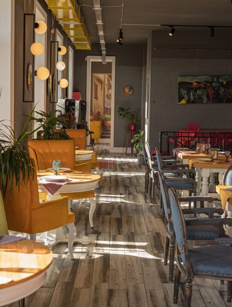 Mix & Match décoration restaurant mobilier retro