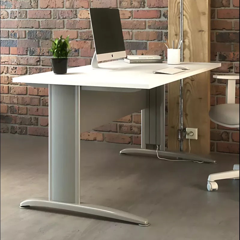 bureau classique blanc avec ordinateur mac