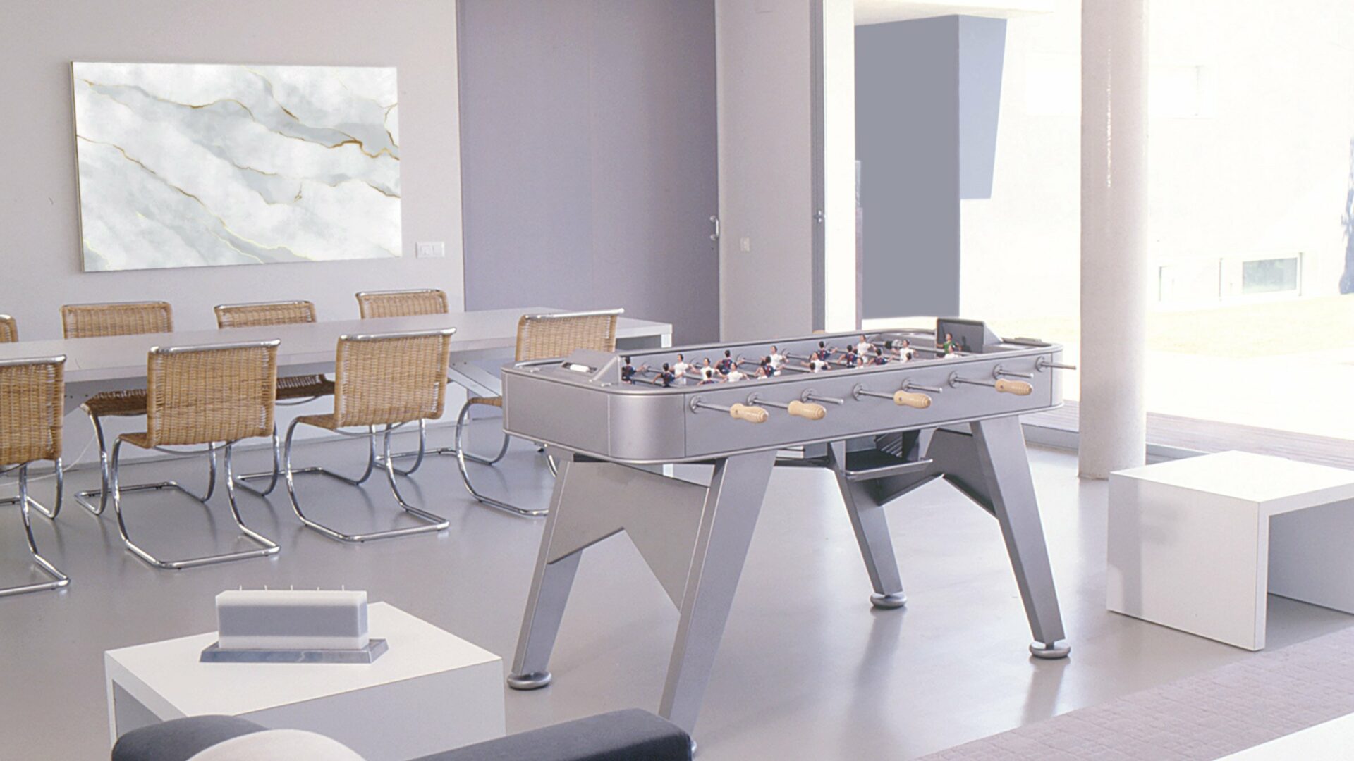 anti bureau salle de réunion moderne avec baby foot